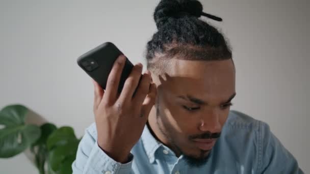 Dreadlocks Guy Listening Message Loft Office Closeup African American Man — Vídeo de Stock