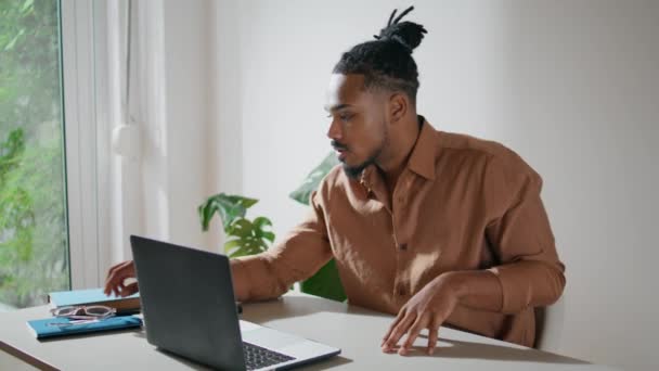 Focused Man Taking Glasses Office Closeup Dreadlocks Guy Working Laptop — Vídeo de Stock