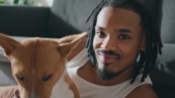 Leende Hundägare Poserar Kameraporträtt Dreadlocks Man Smeker Husdjur Hemma Närbild — Stockvideo