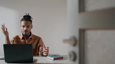 Başarılı adam online iş yerinde görüntülü sohbet yapıyor. Yakından gelen adam sanal çağrıda el kol hareketi yapıyor. Modern Afrikalı Amerikalı serbest yazar evde sohbet ediyor. Yaratıcı ortamda siyah saç işçisi