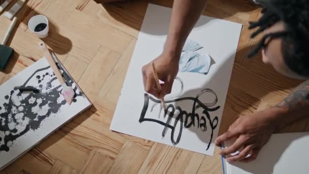 Artysta Ręce Malowanie Papieru Jasny Apartament Widok Góry Brązowa Skóra — Wideo stockowe