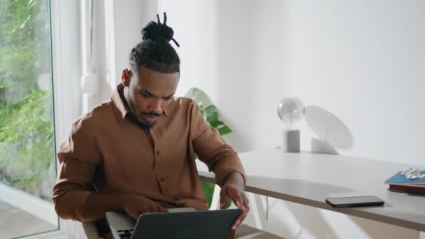 让学生在工作场所观看笔记本电脑 专心致志的人凝视着现代办公室的屏幕 专心致志的商人只读电子邮件打字键盘 在家里用电脑工作的非裔美国人 — 图库视频影像
