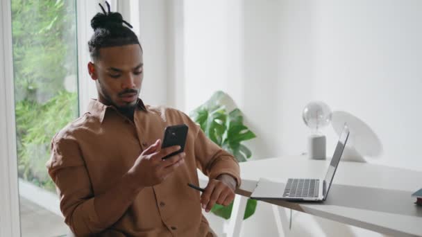 Serious Man Reading Cellphone Message Apartment Closeup Dreadlocks Guy Looking — Wideo stockowe