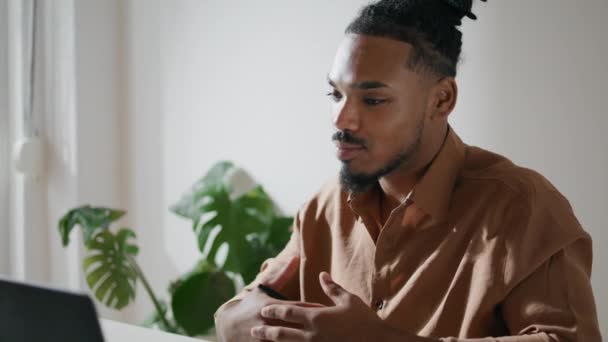 Gesto Obchodník Videokontrolovat Notebook Doma Detailní Záběr Sebevědomý Afroameričan Mluví — Stock video