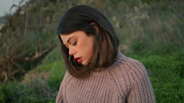 Lovely Romantic Woman Sitting Green Grass Wearing Gray Cozy Sweater — Vídeo de Stock