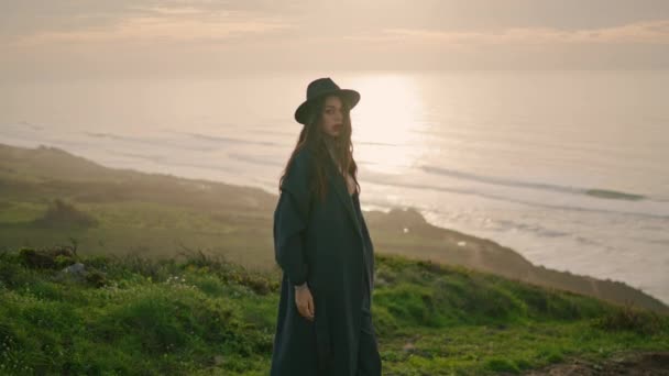 Fashion Young Woman Posing Beautiful Sunset Wearing Stylish Hat Attractive — Video