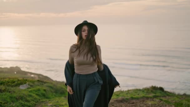 Stylish Sensual Model Walking Green Hill Beautiful Calm Ocean Close — Video Stock