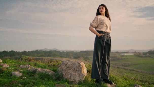 Fashion Gorgeous Girl Standing Picturesque Landscape Wearing Stylish Casual Clothes — Stok video