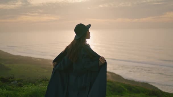 Силуэт Молодой Девушки Позирующей Живописном Осеннем Закате Серьёзная Задумчивая Женщина — стоковое видео