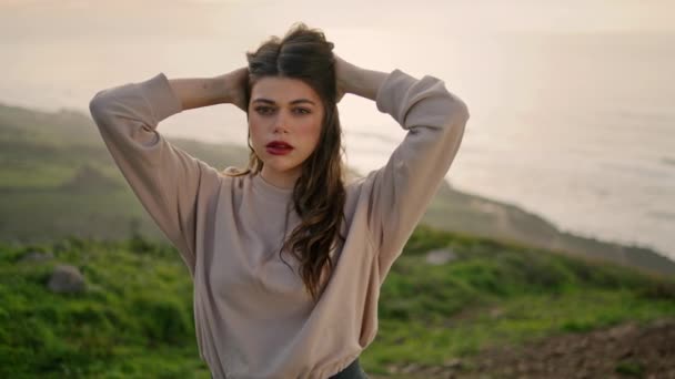 Красивая Молодая Девушка Позирует Пляже Холма Покрыты Зеленой Травой Спокойным — стоковое видео