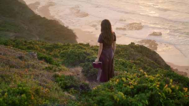 Unknown Woman Walking Green Hill Beautiful Ocean Holding Book Back — Vídeos de Stock