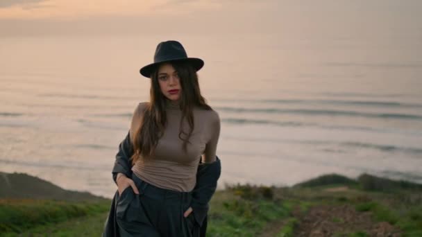 Confident Sexy Girl Stepping Grass Hill Front Beautiful Sea Waves — Wideo stockowe