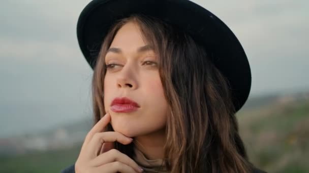 Sensual Beautiful Model Looking Camera Wearing Elegant Hat Close Portrait — Stockvideo