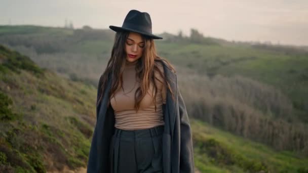 Lonely Beautiful Woman Walking Rural Road Elegant Hat Closeup Attractive — Stockvideo