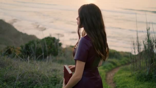 Dreamy Beautiful Woman Going Shore Green Grass Holding Book Attractive — Vídeos de Stock