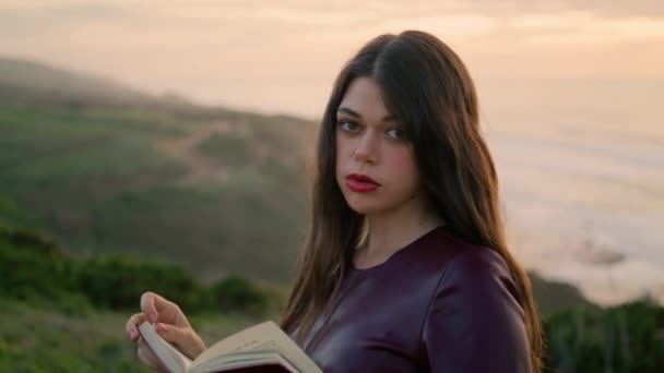 Romantic Gorgeous Woman Posing Holding Book Front Cloudy Sunset Sky — Stock videók