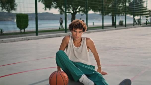 Curly Sportsman Sitting Stadium Zoom Young Basketball Player Relaxing Open — Vídeos de Stock