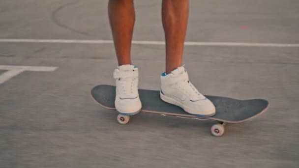Man Feet Riding Skate City Street Closeup Active Hipster Balancing — Vídeo de Stock