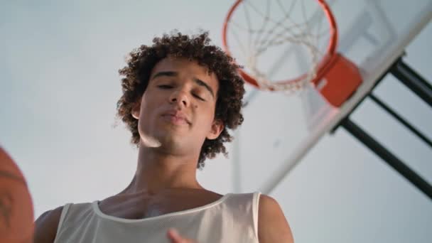 Баскетболист Отдыхает Открытом Воздухе Молодой Человек Бросает Мяч Рук Руки — стоковое видео