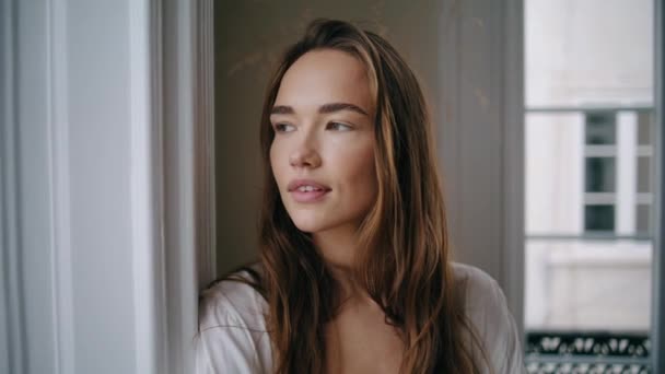 Wanita Cantik Melihat Jendela Pada Potret Interior Beige Wanita Menggoda — Stok Video