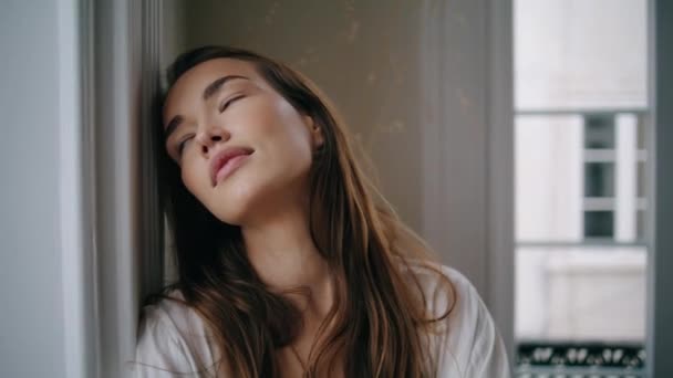 Relaxed Woman Closed Eyes Windows Place Close Adorable Girl Posing — Wideo stockowe