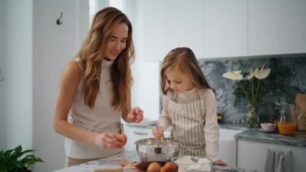 Smiling Mother Daughter Breaks Eggs Kitchen Adorable Child Mixing Ingredients — 图库视频影像