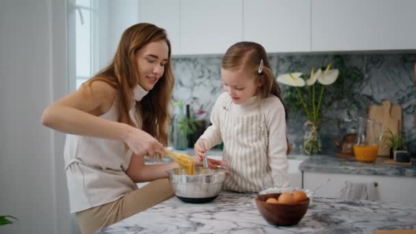 Loving Mother Teach Daughter Bake Kitchen Friendly Family Cooking Cake — Vídeo de stock