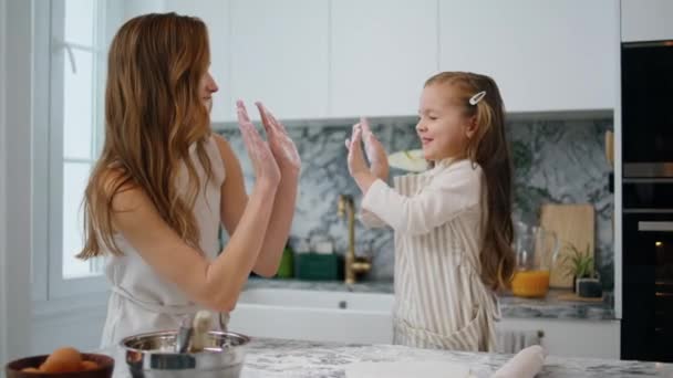 Cheerful Mom Child Clapping Hands Kitchen Closeup Playful Woman Girl — Vídeos de Stock