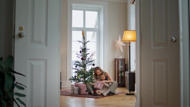 Noel Ağacının Yanında Güzel Bir Aile Hediyelerini Açıyor Pozitif Anne — Stok video