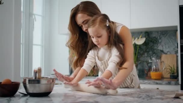 Adorable Mom Daughter Kneading Dough Pin Indoors Close Caring Woman — Vídeos de Stock