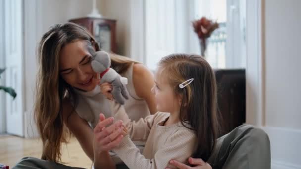 可爱的家人在舒适的家庭特写镜头中扮演兔子 有爱心的母亲和有趣的孩子在轻薄的公寓里结合 一个积极的女人在大房子里拥抱一个快乐的女孩 快乐童年的概念 — 图库视频影像
