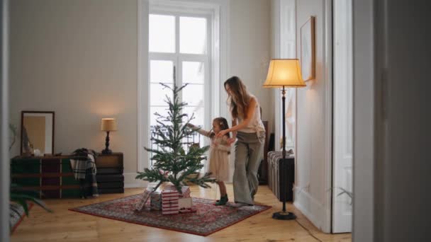 Smiling Mom Daughter Putting Garland Fir Tree Indoors Pretty Girl — Stockvideo