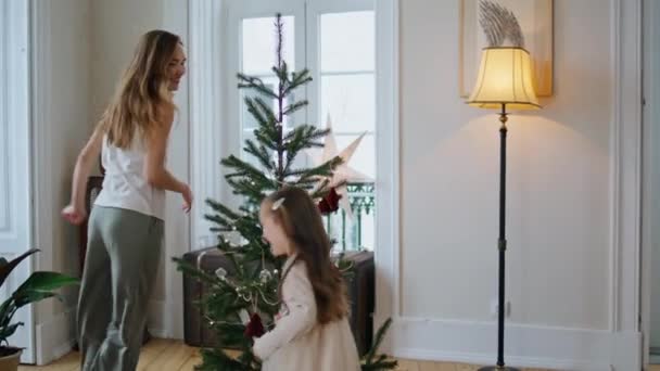 Hija Graciosa Atrapando Mamá Habitación Del Árbol Navidad Mujer Sonriente — Vídeos de Stock