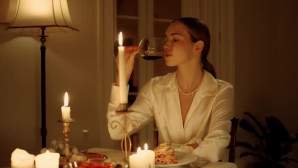 Elegant Dam Provsmakning Vinglas Vid Romantisk Middag Närbild Förtjusande Kvinna — Stockvideo