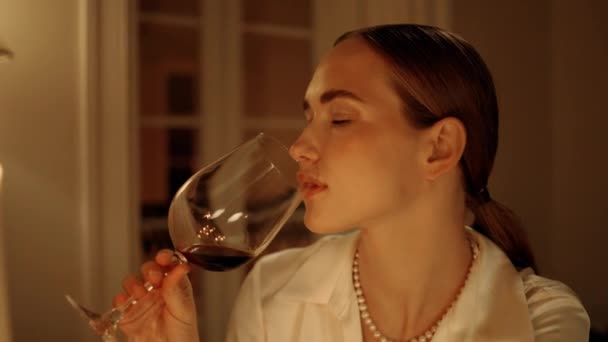 Utsökt Kvinna Dricker Vin Ljus Plats Porträtt Elegant Dam Provsmakning — Stockvideo
