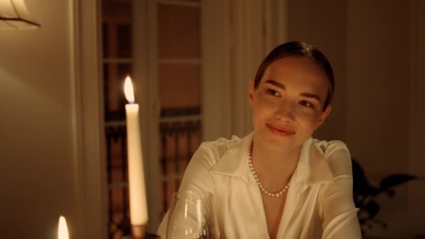 Uśmiechnięta Pani Coquet Nocy Romantyczny Portret Elegancka Kobieta Flirtuje Kimś — Wideo stockowe