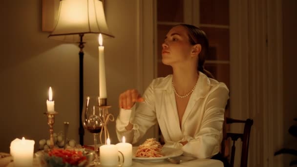 Förförisk Kvinna Väntar Romantisk Middag Närbild Sexig Dam Sitter Vid — Stockvideo