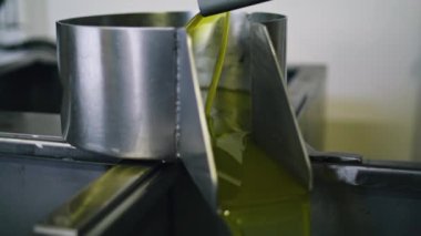 Fabrikada filtresiz yağ boşaltma kabı var. Tesiste kalın tabakta soğuk sıkılmış zeytin sıvısı akıyor. Manufactory 'da lezzetli organik ekstra bakir ürünlerin merkezkaç çıkarımı
