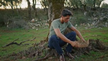 Bitkin çiftçi zeytin ağacı doğasında dinleniyor. Bitkin bahçıvan sepetin temiz hava günbatımı manzarasında mola verdiğini söylüyor. Yorgun adam kırsalda yalnız başına dinleniyor. Hasat ve petrol üretim konsepti 