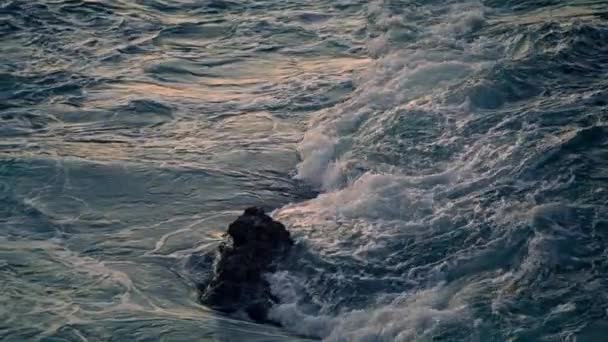 Draaiende Oceaan Schuim Ochtend Natuur Close Zonsopgang Golven Breken Aan — Stockvideo