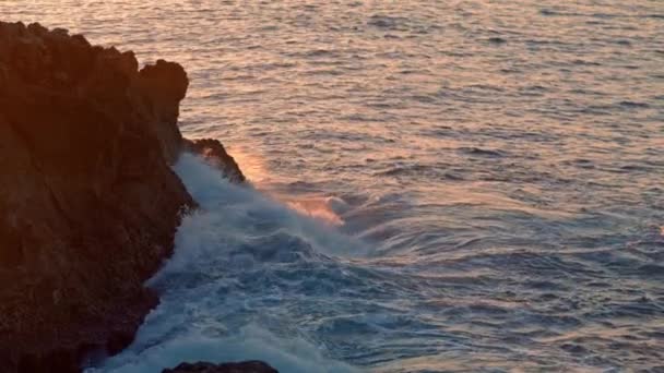 Oceano Espumoso Salpicando Penhasco Manhã Natureza Fechar Água Salgada Mar — Vídeo de Stock