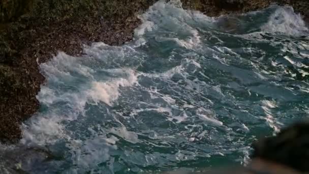 Extrémní Vlna Drtí Pobřeží Blízko Sebe Moře Šplouchající Sopečnými Kameny — Stock video