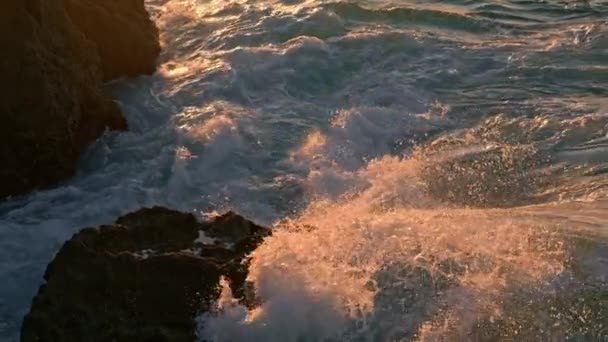 Stormachtige Oceaan Die Neerstort Zonneschijn Rotsen Buitenlucht Van Dichtbij Schematisch — Stockvideo