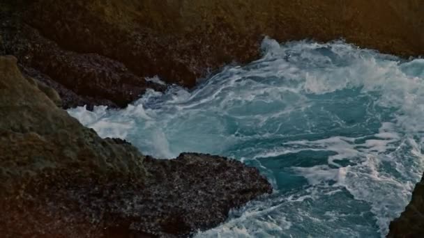 Stürmischer Ozean Bricht Außerhalb Der Großaufnahme Felsen Das Schäumende Meer — Stockvideo