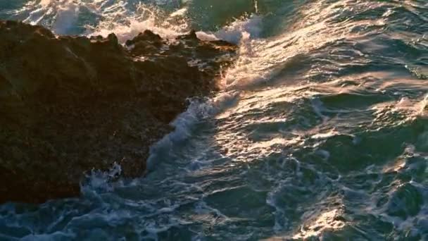 Foamy Water Splashing Crag Sunny Nature Close Salty Sea Waves — Stockvideo
