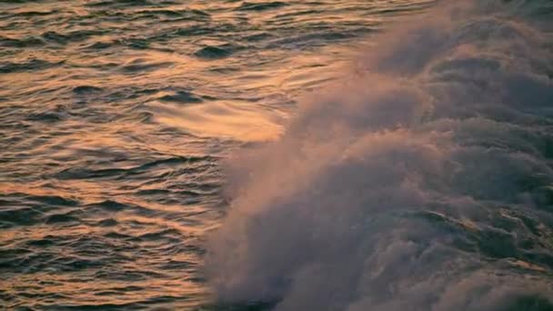 Água Crepúsculo Quebrando Por Rochas Marinhas Livre Fechar Ondas Oceânicas — Vídeo de Stock