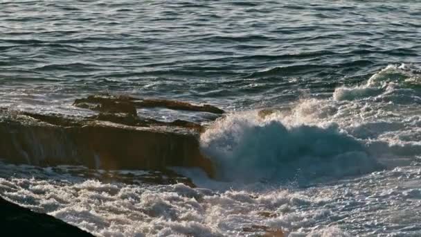 Borbulhando Ondas Mar Espumando Verão Natureza Fechar Vista Tirar Fôlego — Vídeo de Stock