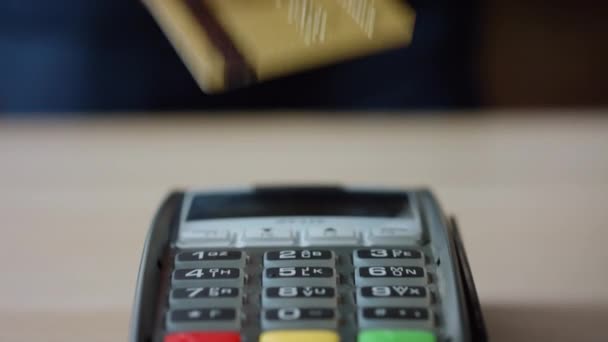 Closeup Contactless Plastic Card Transaction Bank Wireless Terminal Unknown Man — Stok video