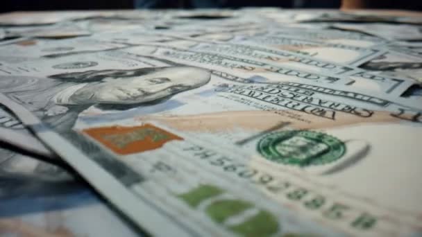 Sto Dolarů Bankovky Padají Stůl Zblízka Papírové Bankovky Roztroušené Povrchu — Stock video