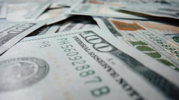 Masa Yüzeyine Saçılmış Yüz Dolarlık Banknotlar Büyük Miktarda Amerikan Para — Stok video